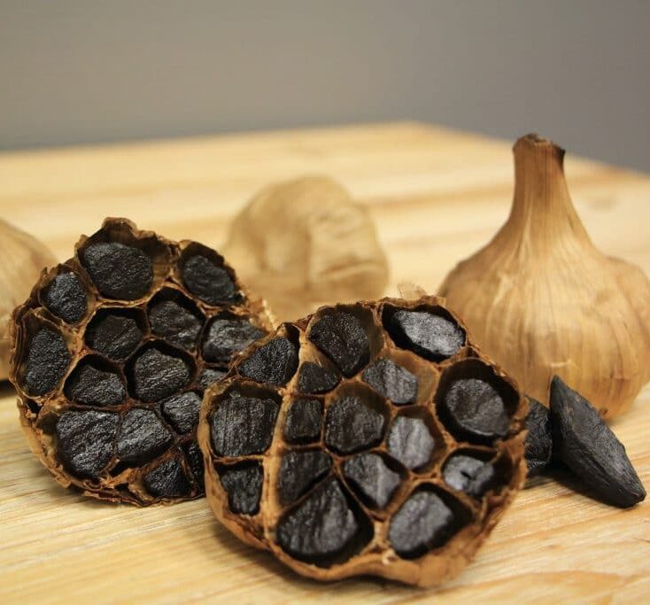 Ail noir de la Maison Boutarin à utiliser soit écrasé, mixé ou encore en lamelles pour donner de la fantaisie à vos pâtes, fromages ou purées