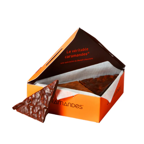 Les Caramandes de la maison Benoit Chocolats, c'est une fine feuille triangulaire d'amandes effilées caramélisées au beurre salé et recouvertes de chocolat noir ou au lait