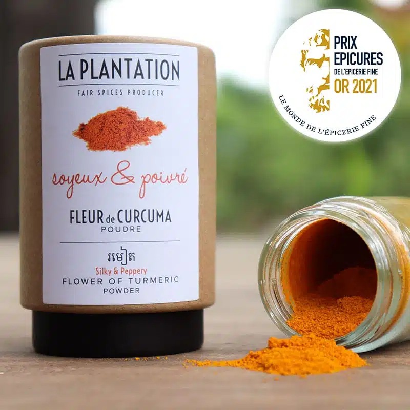 Un curcuma exceptionnel de la Plantation avec une saveur poivrée et chaude et un doux parfum d'orange et de gingembre présenté en pot carton