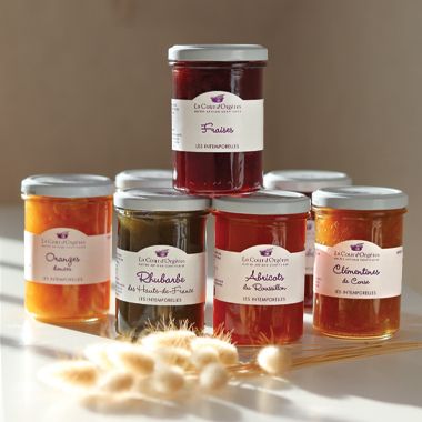 Confitures artisanales de la Cour d'Orgères, élaborées avec les meilleurs fruits, de préférence locaux et de saison, et beaucoup de passion.