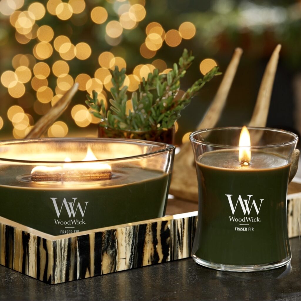 Bougies WoodWick avec un design très épuré et une mèche en bois, libérant un doux crépitement et des fragrances chaleureuses.