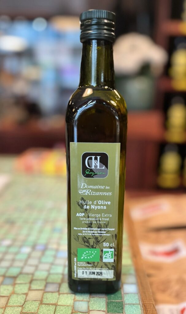 Huile d'olive de Nyons, issue de la variété d'olive Tanche, douce et extrêmement délicate