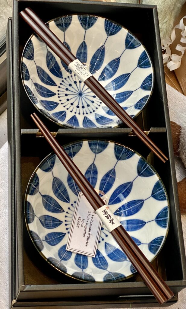 Set de 2 bols élégants bleu et blanc en porcelaine japonaise, accompagnés d’une paire de baguettes en bois laqué