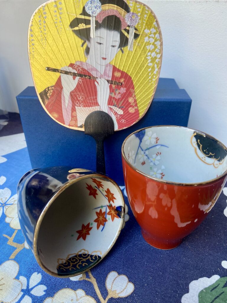 Duo de 2 tasses à thé rouge et noire en porcelaine avec un très joli motif intérieur peint à la main symbolisant les 4 saisons