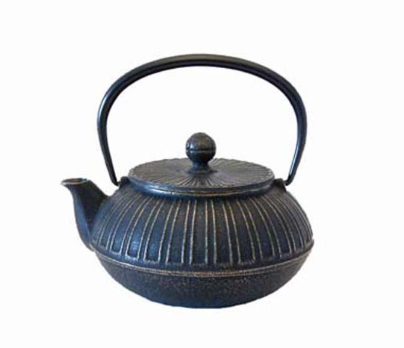 Théière en fonte de fabrication japonaise émaillée à l'intérieur contenant un filtre en inox.