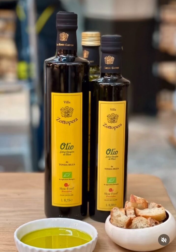 Huile d'olive de la Villa Zottopera d'une qualité exceptionnelle, avec des notes herbacées et fruitées, disponible en 0,50 et 0,75 cl