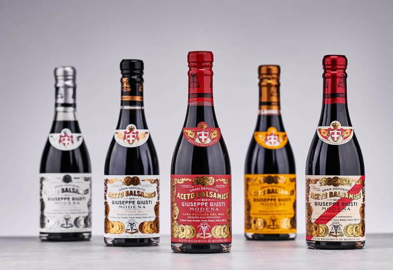 5 vinaigres balsamiques de Modène Giuseppe Giusti différenciés par la recette et le vieillissement, classés selon un nombre croissant de médailles.