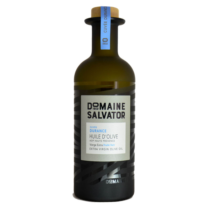 Huile d'olive fruitée vert intense du Domaine Salvator aux sensations herbacées avec des notes d'artichaut cru et d'amande fraîche