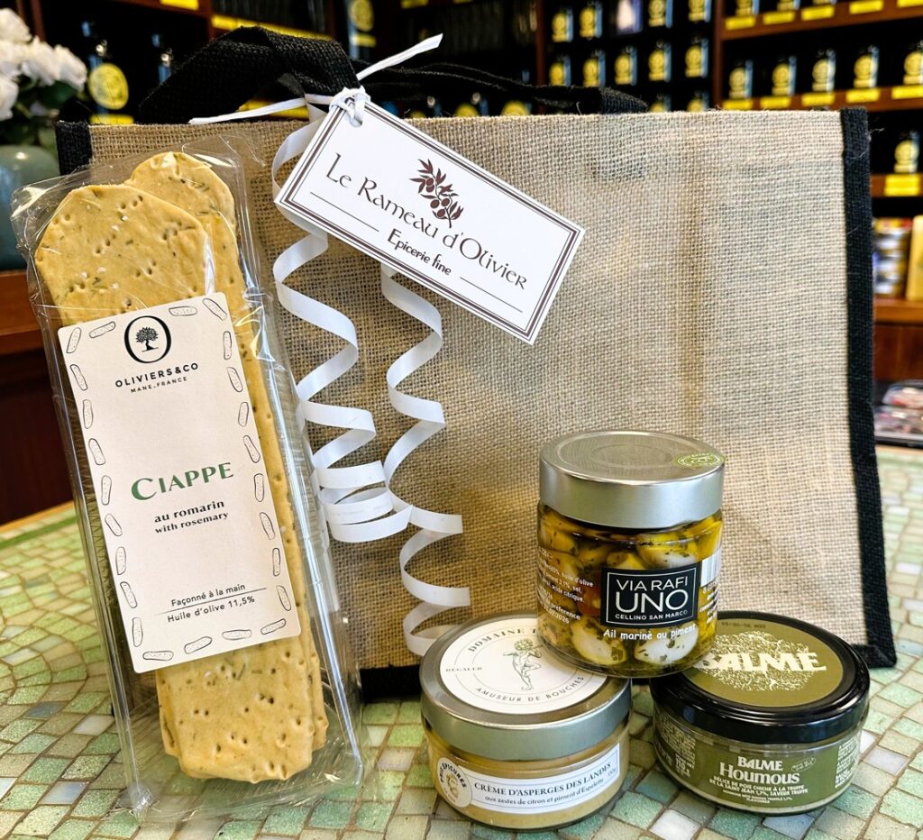 Une Sélection "Autour de l'apéro" avec un tartinable Domaine Terra, un tartinable à la truffe Balme, un ail mariné Via Rafi et des Ciappe dans un élégant sac en jute
