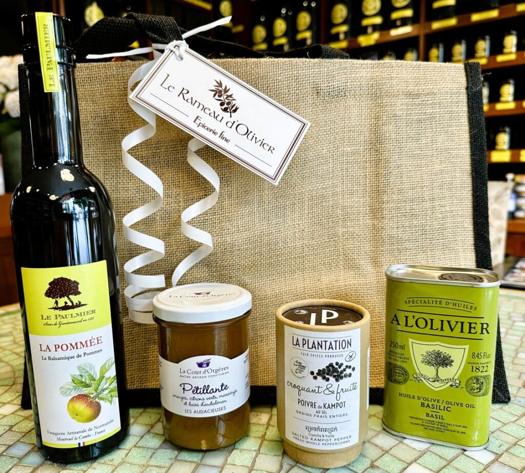 Une Sélection "Fraîche et fruitée" avec un balsamique de pommes La Pommée, une confiture Pétillante, une huile d'olive au basilic et un poivre de Kampot frais au sel dans un élégant sac en jute